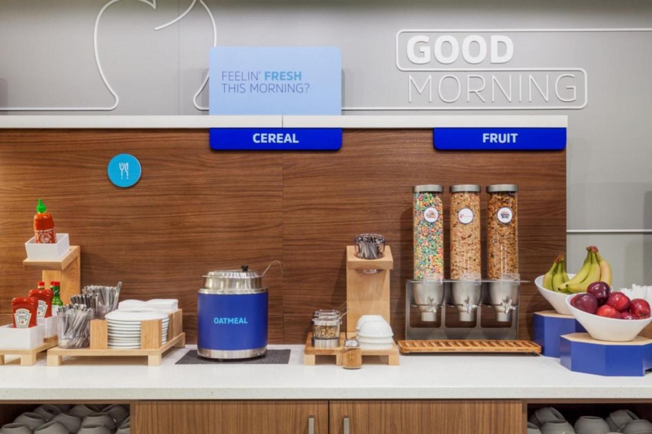 Holiday Inn Express & Suites - Milwaukee West Allis By Ihg Extérieur photo
