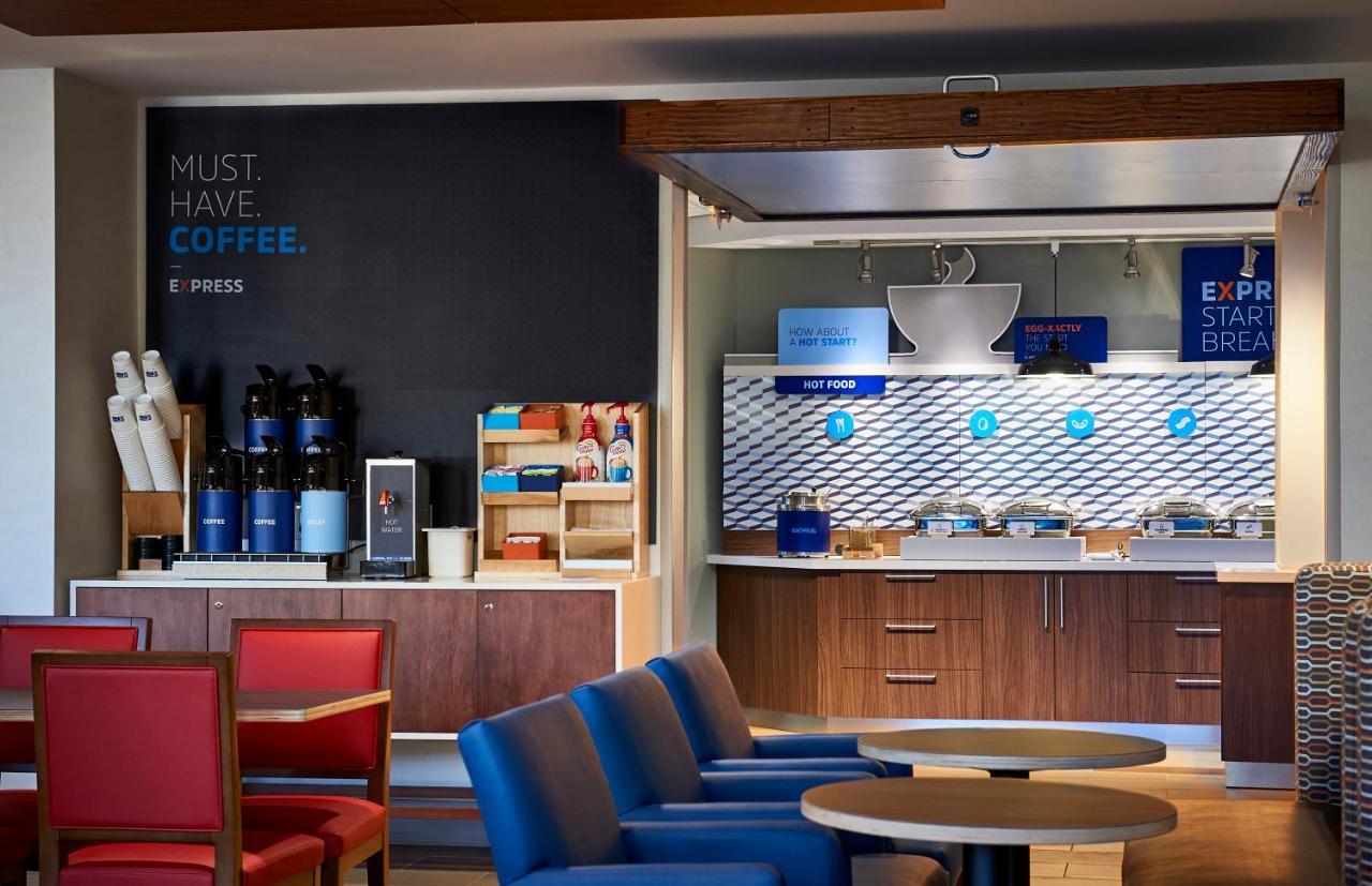 Holiday Inn Express & Suites - Milwaukee West Allis By Ihg Extérieur photo